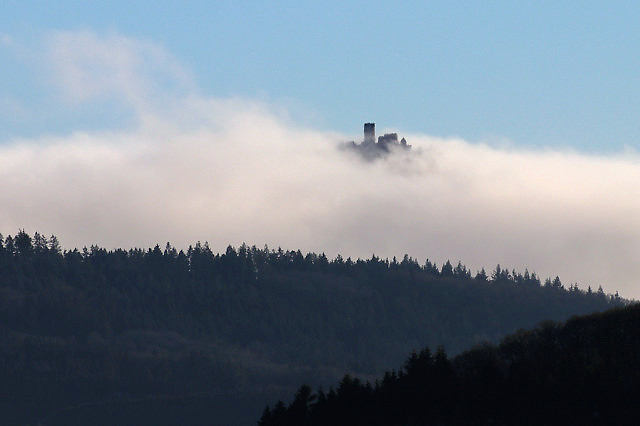 Die Nürburg im Nebel