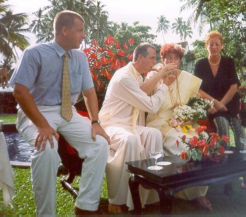 Hochzeitspaar mit Trauzeugen Geli + Jrg (Sri Lanka)