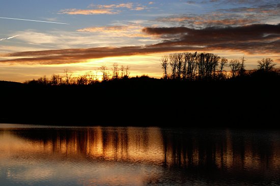 Der Stausee im goldenen Abendlicht