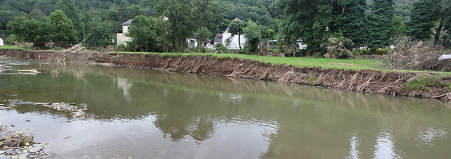 Auch in Insul hat die Ahr viel Material von den Böschungen genommen.